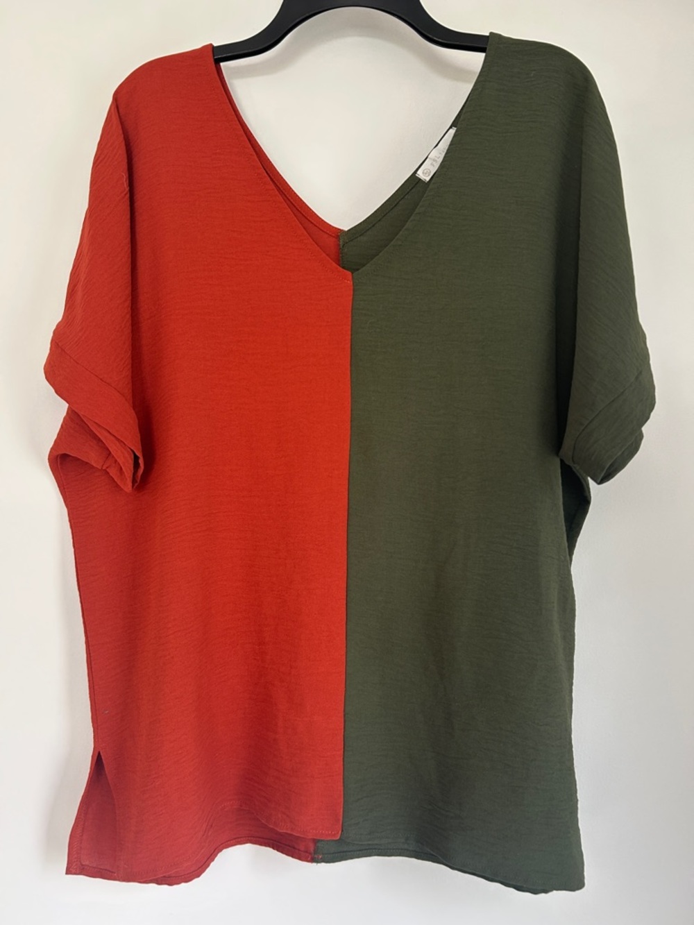 Two-Tone V-Neck Short Sleeve Top in Rust & Olive